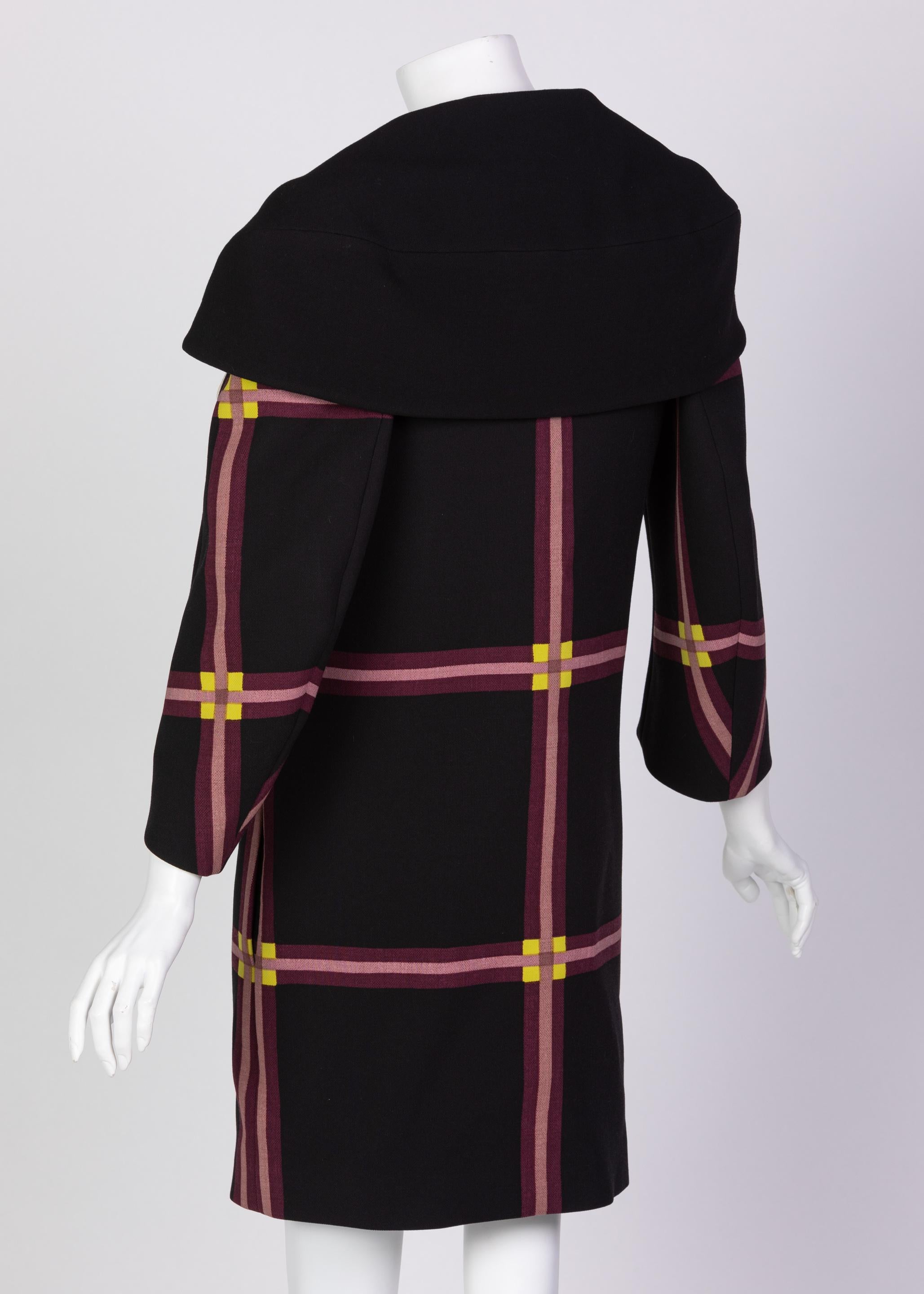 Prada - Manteau en laine à carreaux noirs avec ceinture rouge Runway 2011 Pour femmes en vente