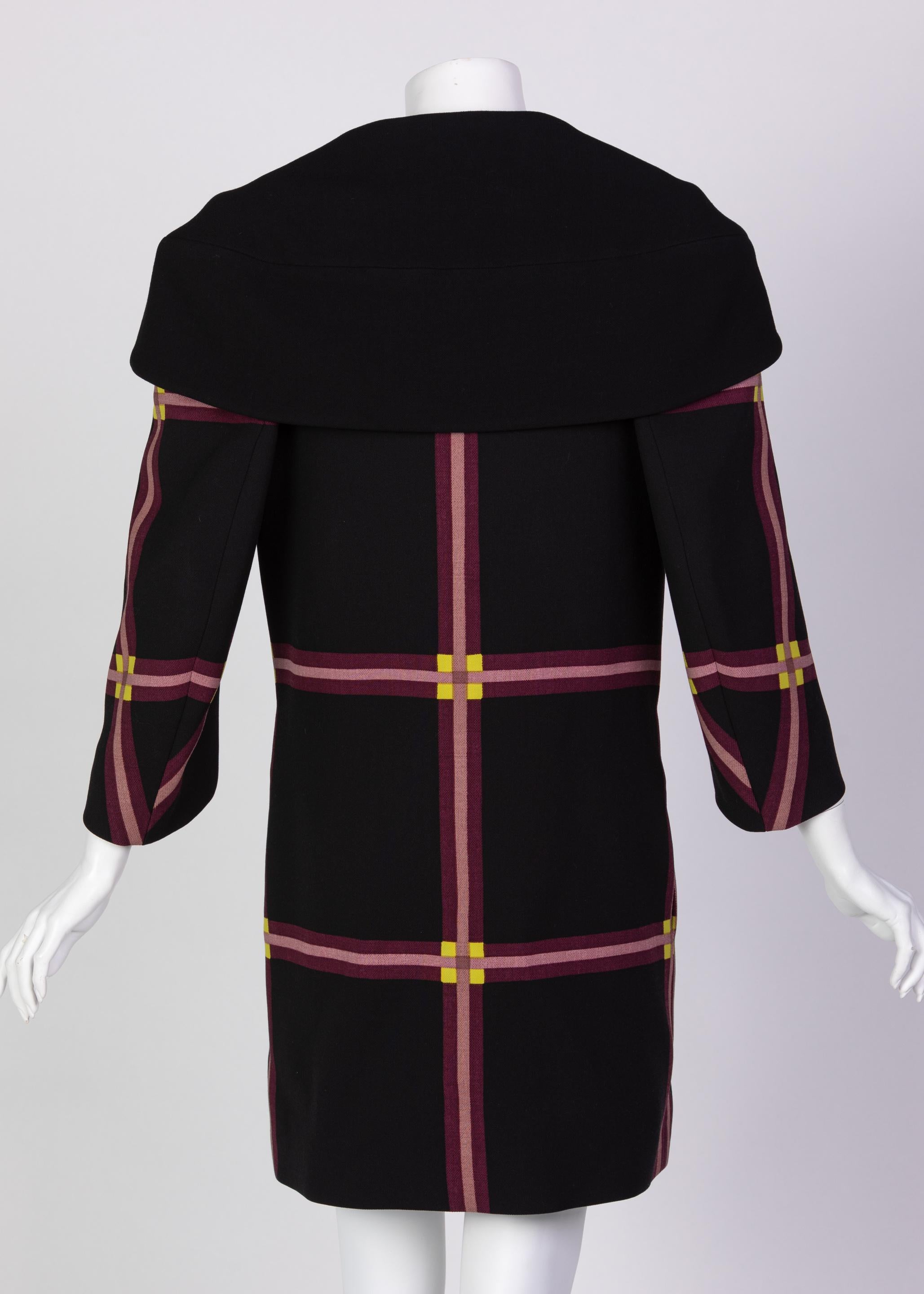 Prada - Manteau en laine à carreaux noirs avec ceinture rouge Runway 2011 en vente 1