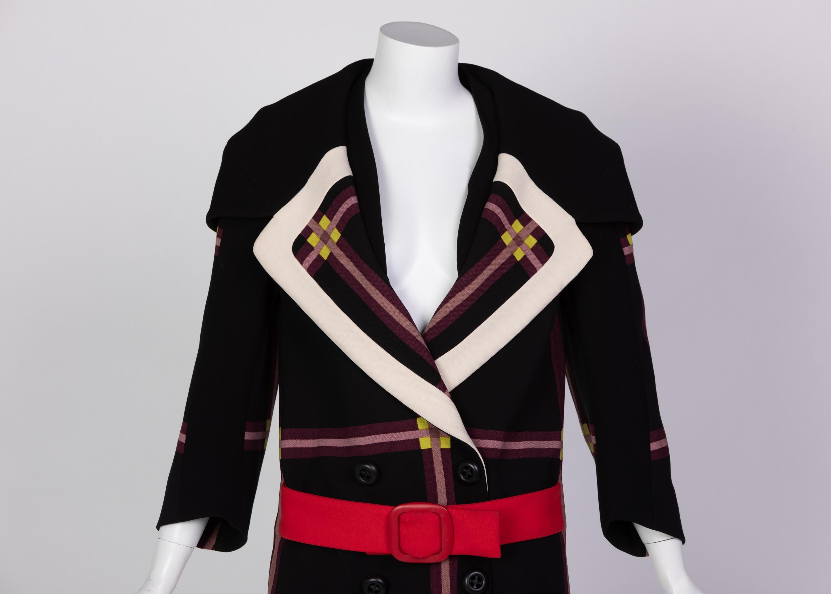 Prada - Manteau en laine à carreaux noirs avec ceinture rouge Runway 2011 en vente 2
