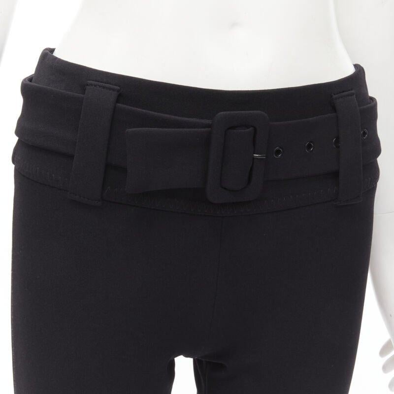 PRADA Schwarze Hose mit schwarzer Wollschnalle und spitz zulaufendem Gürtel XS
Referenz: ANWU/A00456
Marke: Prada
Designer: Miuccia Prada
Modell: Schwarze Hose mit Gürtel
Collection'S: Landebahn
MATERIAL: Fühlt sich an wie Wolle
Farbe: