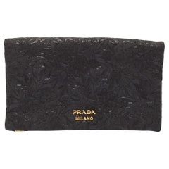 Prada Schwarze Foldover-Clutch aus Wolle