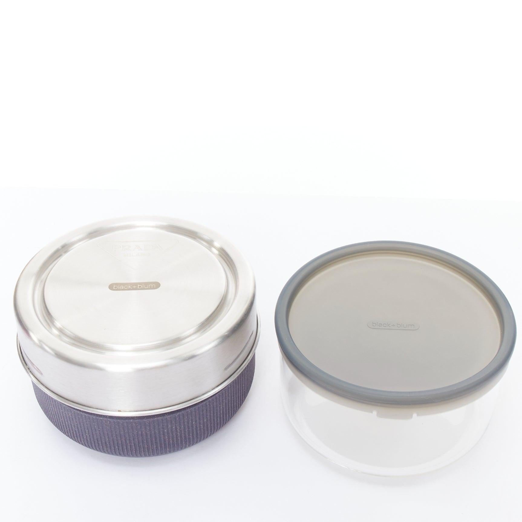 PRADA Black+Blum scatola da pranzo rotonda in vetro nero argento 750ml
Riferimento: TGAS/E00483
Marchio: Prada
Stilista: Miuccia Prada
Collection'S: Black Blum
Materiale: Metallo
Colore: Nero, Silver
Modello: Tinta unita
Fodera: Gomma nera
Dettagli