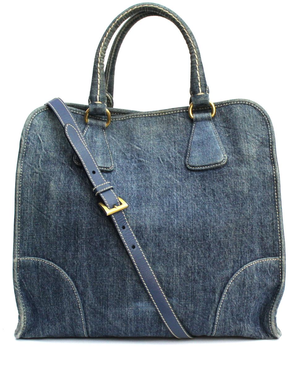 
Prada bag in denim. Button closure, double handle and removable shoulder strap. Convenient and spacious. Perfect for everyday use, suitable for every season.
It is in good condition. Made in Italy.