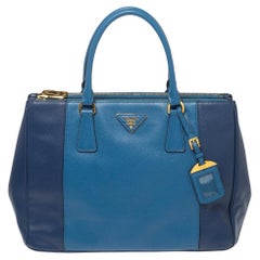 Prada Tote media con doppia zip in pelle Saffiano Lux blu bicolore