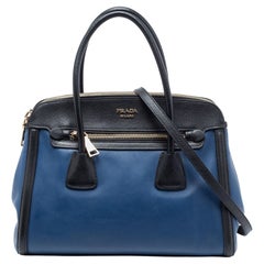 Prada Blaue/Schwarze Schultertasche aus Saffiano und Leder mit doppeltem Reißverschluss