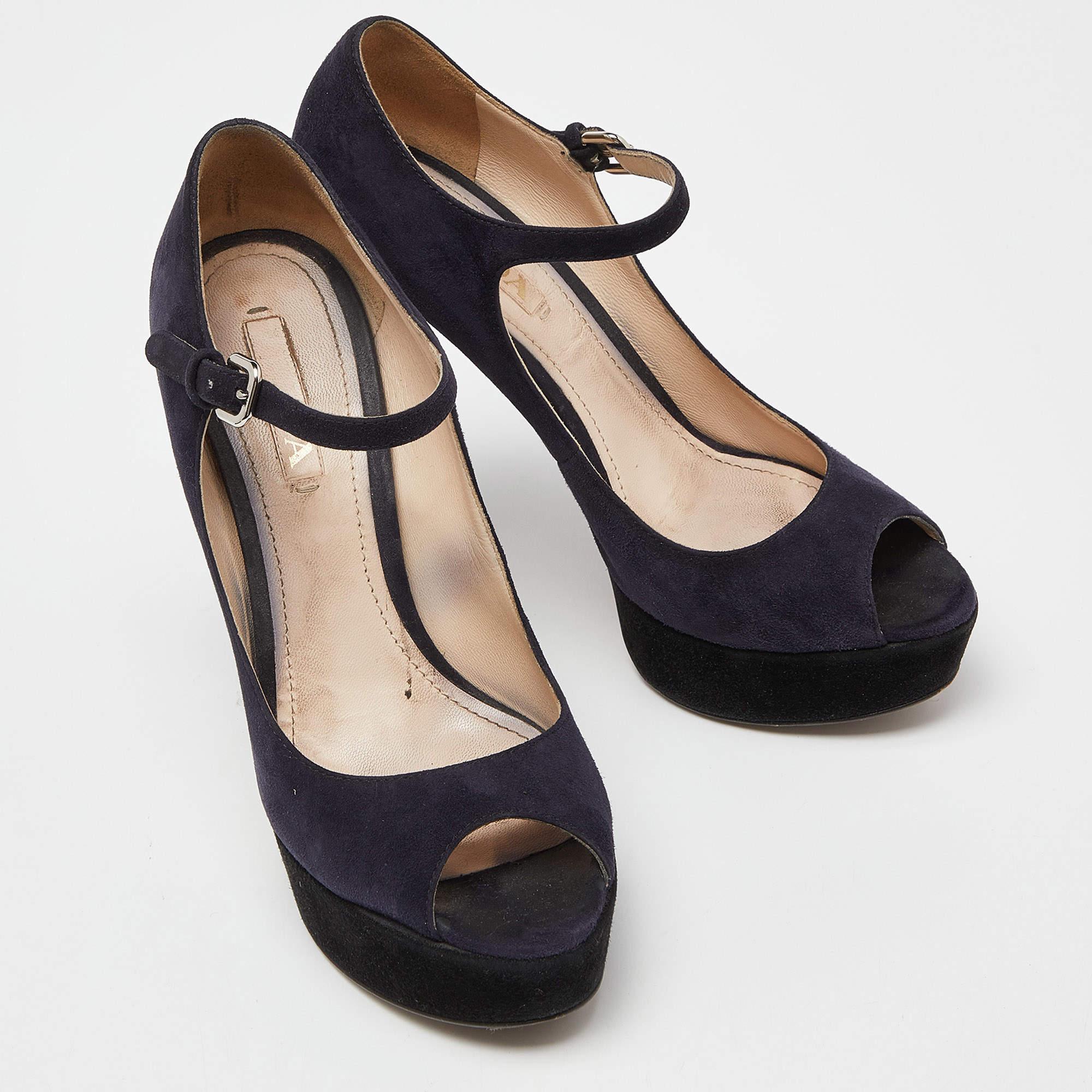 Prada - Sandales à plateforme en daim bleu/noir - Taille 39,5 Bon état - En vente à Dubai, Al Qouz 2