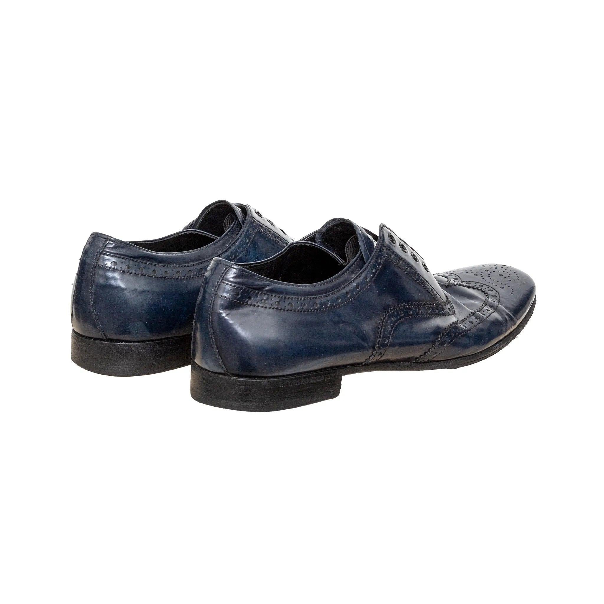 Prada Lederschuhe aus glattem blauem Leder. Formales, spitzenloses Design mit klassischen Flügelspitzen. Elegantes, modernes Design für raffinierte Kleiderschränke. 
 Bemerkungen: Es gibt einige Kratzspuren und Gebrauchsspuren. 
 MATERIAL: Leder 
