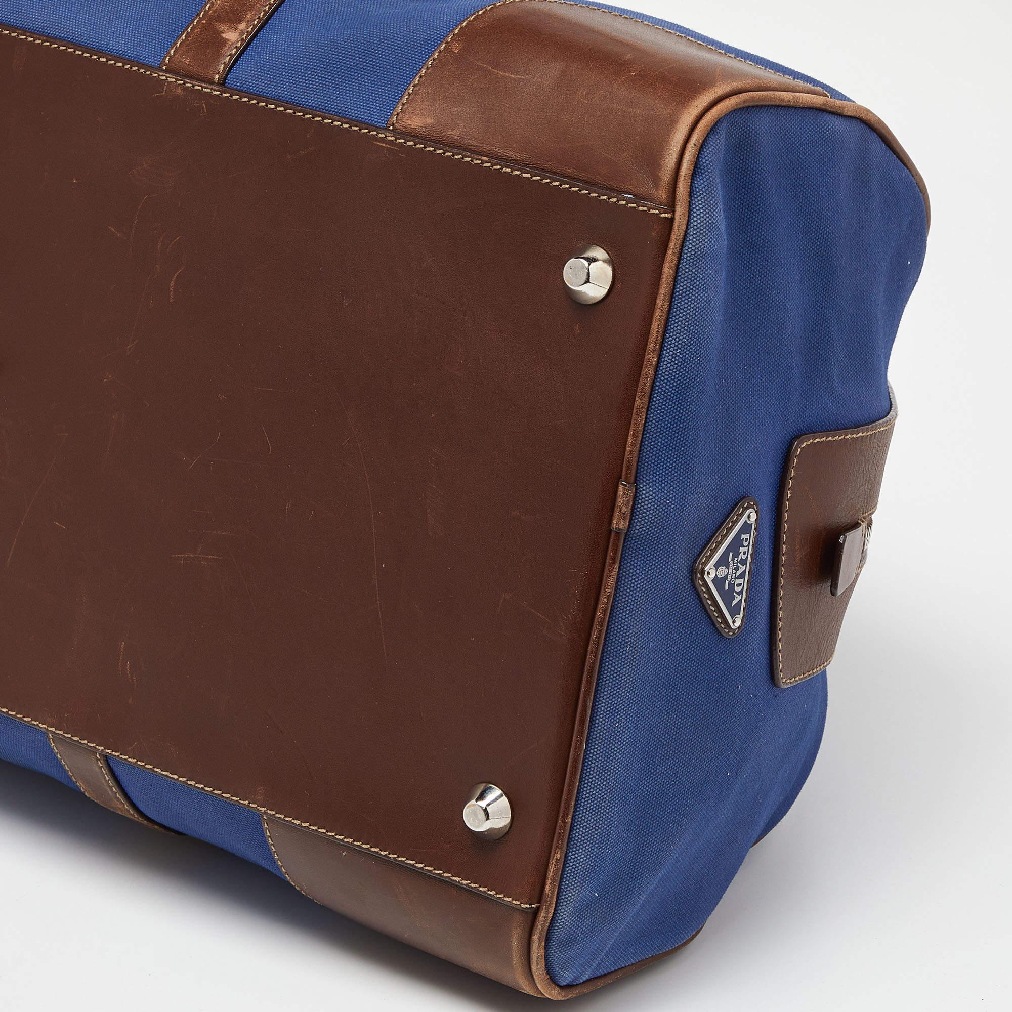 Prada Blau/Braune Weekender-Tasche aus Segeltuch und Leder im Zustand „Relativ gut“ in Dubai, Al Qouz 2