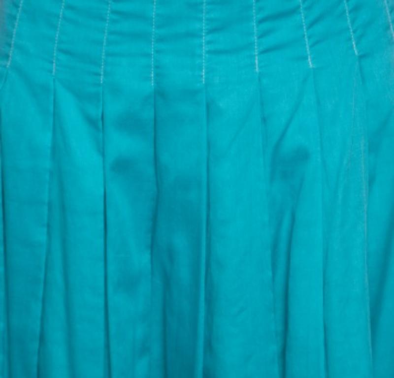 Ravivez votre style de jour avec cette ravissante jupe de Prada. Avec sa coupe fluide et sa teinte bleue vibrante, ce modèle, confectionné en coton, est un indispensable de la garde-robe décontractée. Il est doté de finitions en soie contrastante et