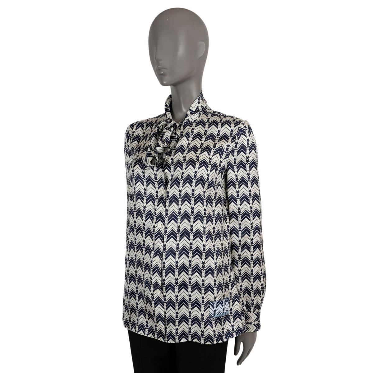 Blouse à nœud de chatte en satin de soie fluide blanc et bleu marine (100 %) authentiquement signée Prada. Imprimé géométrique à chevrons. A été porté et est en excellent état.

2020 Printemps/Été

Mesures
Taille de l'étiquette	40
Taille	S
Largeur