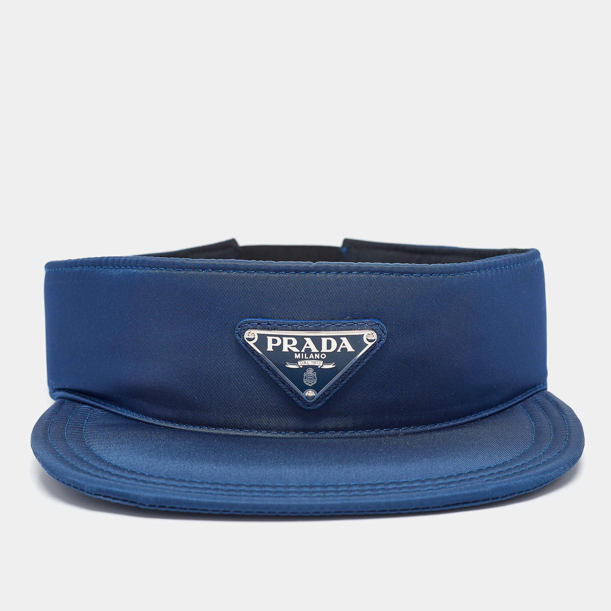 Realizzato in nylon resistente  questa visiera da donna di Prada ha un design elegante che protegge dal sole e allo stesso tempo fa una dichiarazione di stile di lusso. L'iconico logo a forma di triangolo di Prada  realizzato in metallo smaltato 