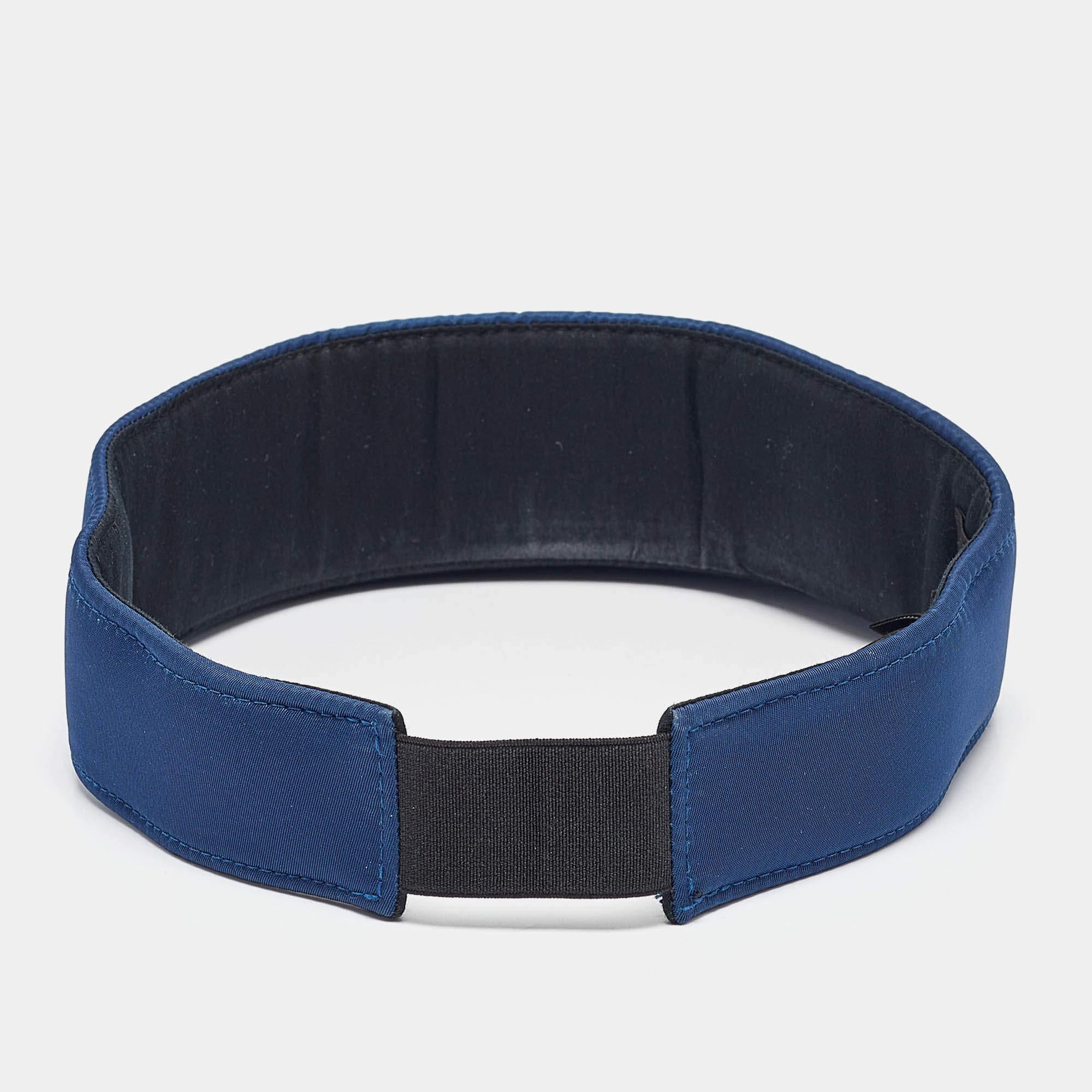 Prada Visiera in nylon blu con logo a triangolo in metallo smaltato M. I. In condizioni buone in vendita a Dubai, Al Qouz 2