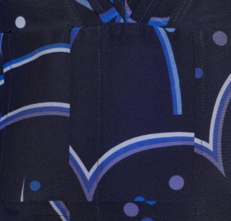 Blu Prada Camicetta in crepe de chine di seta con stampa geometrica blu L.A. in vendita
