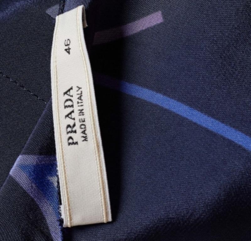 Prada Camicetta in crepe de chine di seta con stampa geometrica blu L.A. In condizioni buone in vendita a Dubai, Al Qouz 2