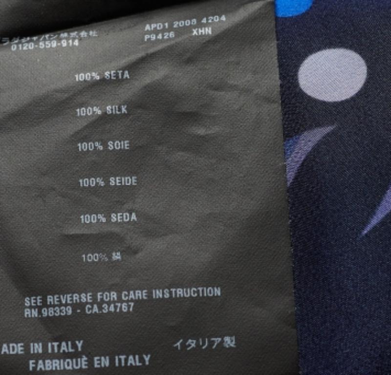 Donna Prada Camicetta in crepe de chine di seta con stampa geometrica blu L.A. in vendita