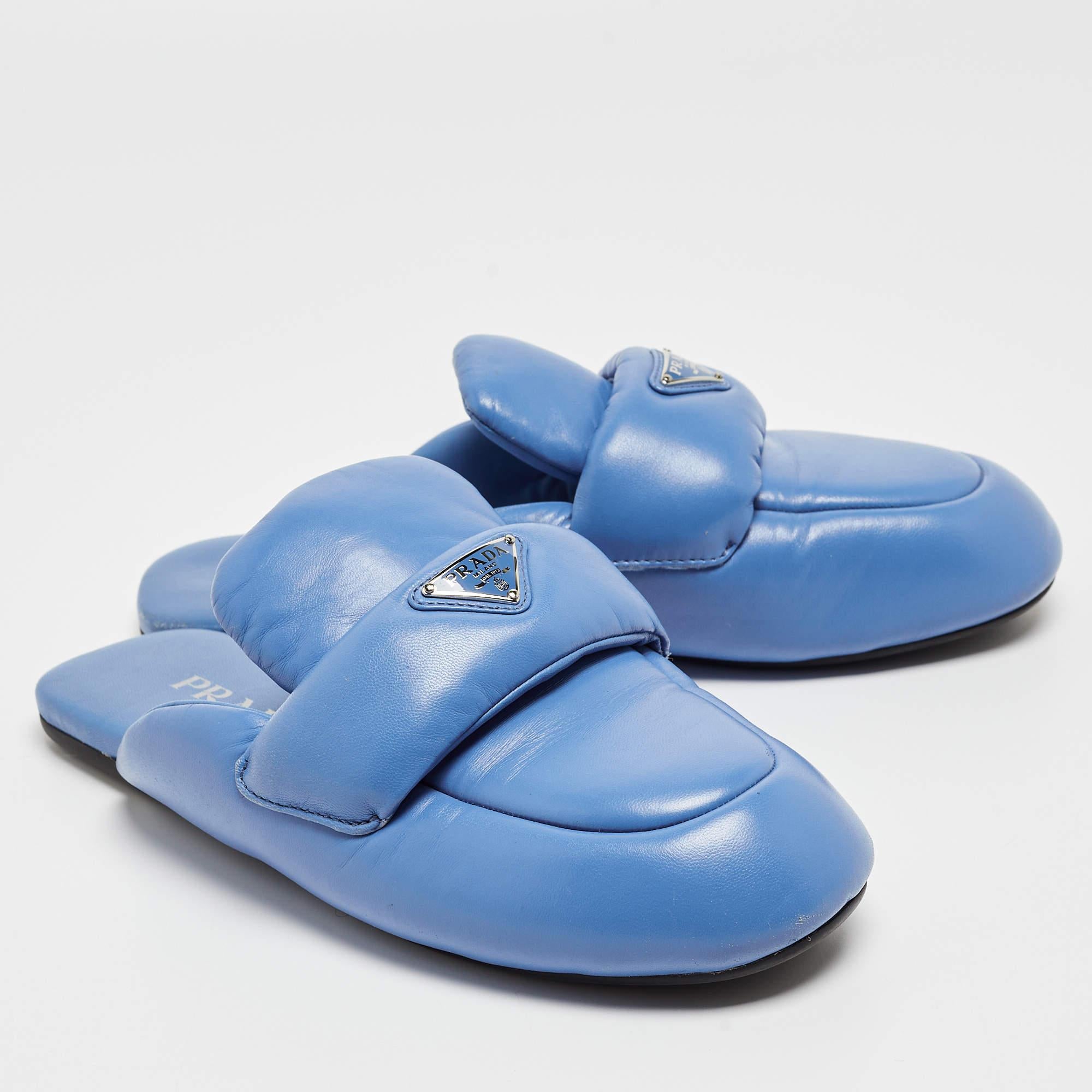 Prada Mules plates rembourrées en cuir bleu Pantofole Taille 39 Bon état - En vente à Dubai, Al Qouz 2