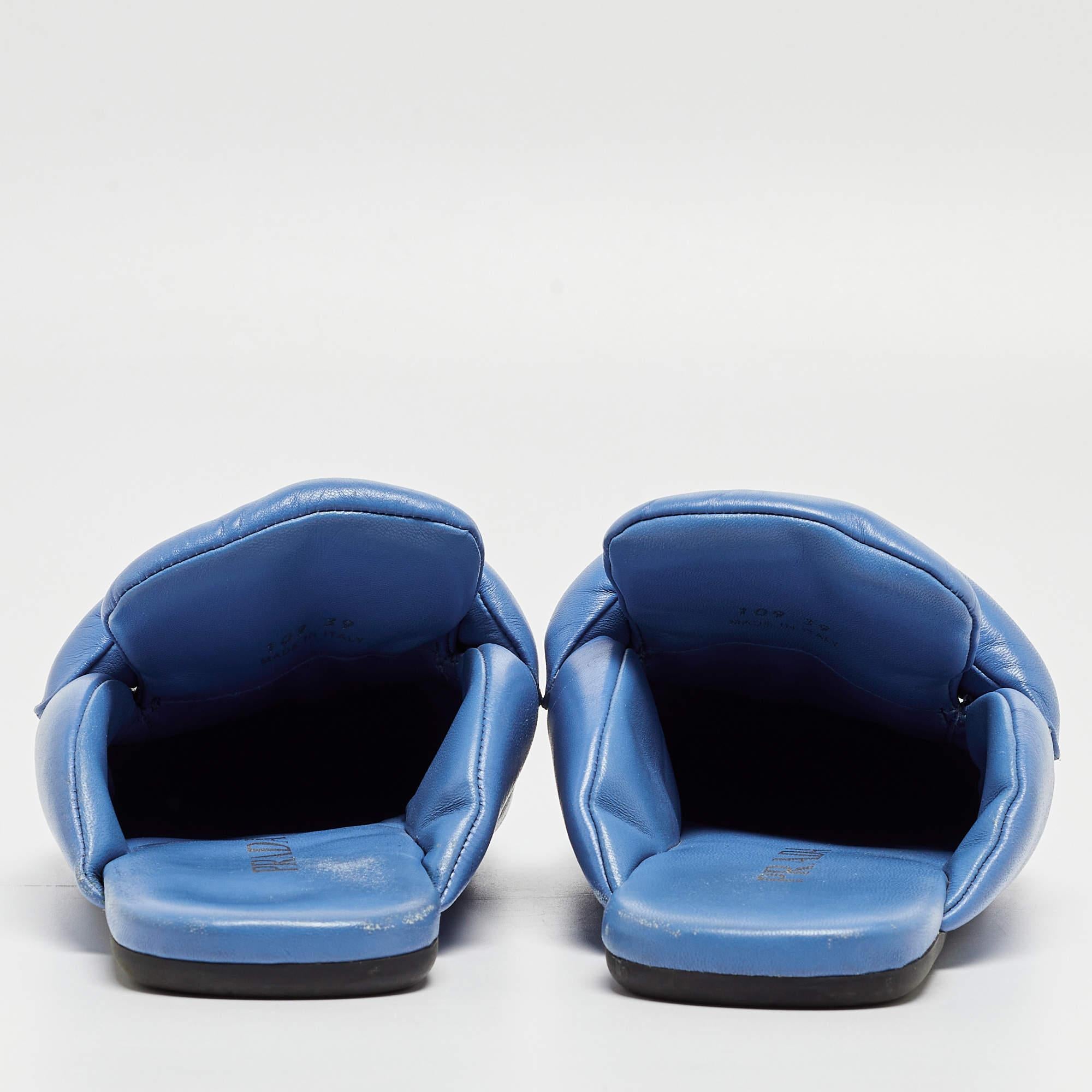Prada Mules plates rembourrées en cuir bleu Pantofole Taille 39 Pour femmes en vente