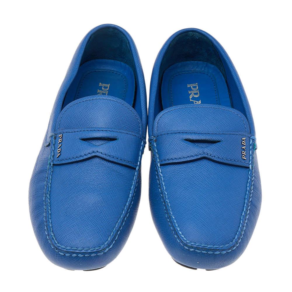 Stylish and super comfortable, this pair of loafers by Prada will make a great addition to your shoe collection. They have been crafted from leather and styled with penny keeper straps. Leather insoles and rubber outsoles beautifully complete the