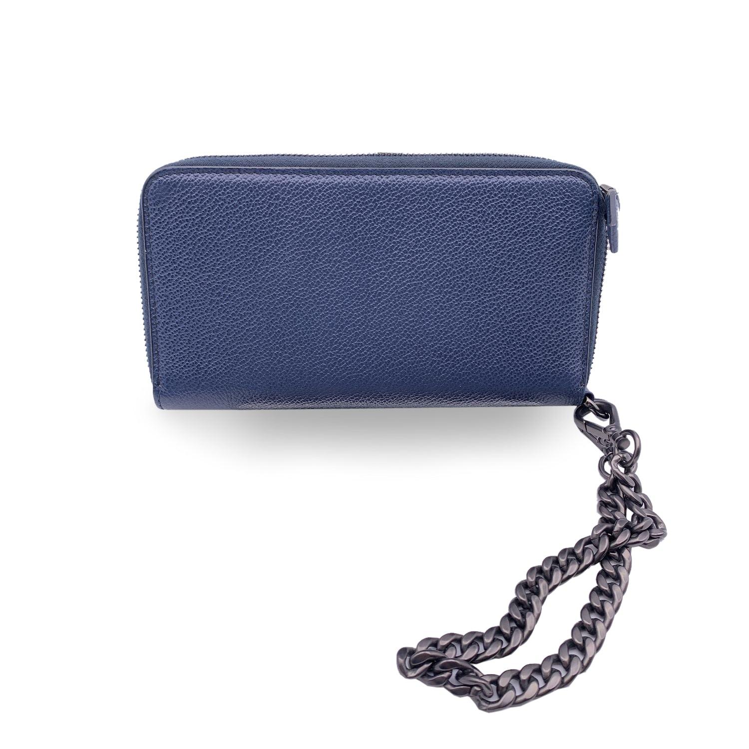 This beautiful Bag will come with a Certificate of Authenticity provided by Entrupy. The certificate will be provided at no further cost Prada long wallet in chain in blue leather. Gunmetal PRADA logo lettering on the front and gunmetal chain wrist