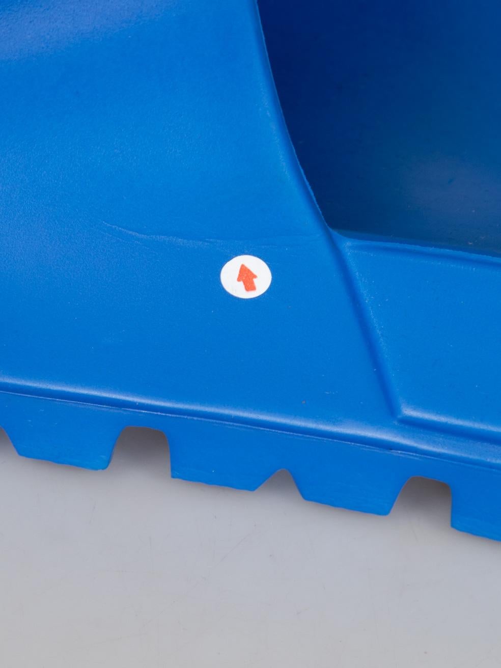 Scivoli con logo blu di Prada Taglia IT 37 in vendita 5