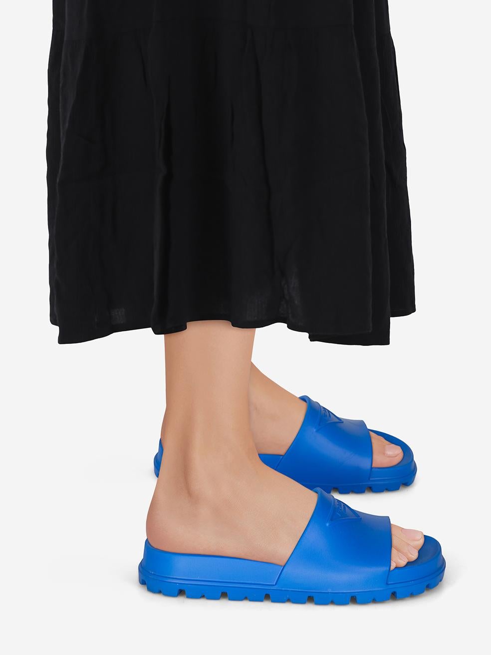 CONDIZIONE: molto buona. L'usura dei sandali è minima. Sgualciture sul cinturino della punta di entrambe le scarpe. Abrasione sul cinturino della punta del piede sinistro di questo articolo usato di Prada. Questo paio di scarpe viene fornito con il