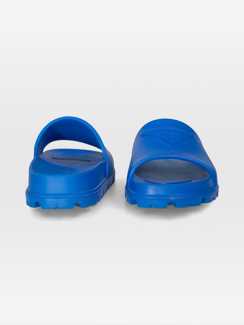 Blu Scivoli con logo blu di Prada Taglia IT 37 in vendita
