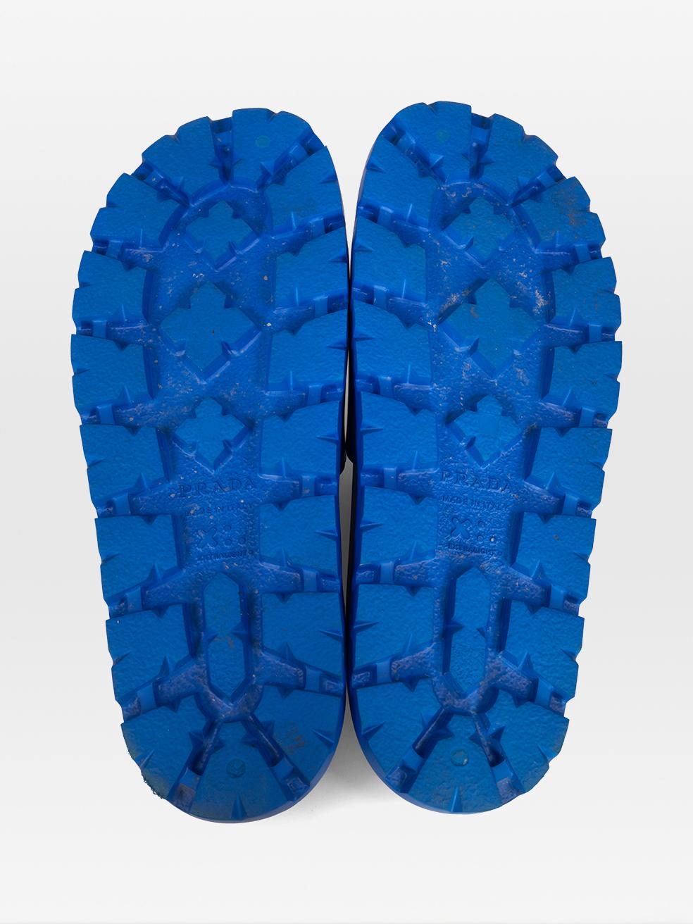 Scivoli con logo blu di Prada Taglia IT 37 In condizioni ottime in vendita a London, GB