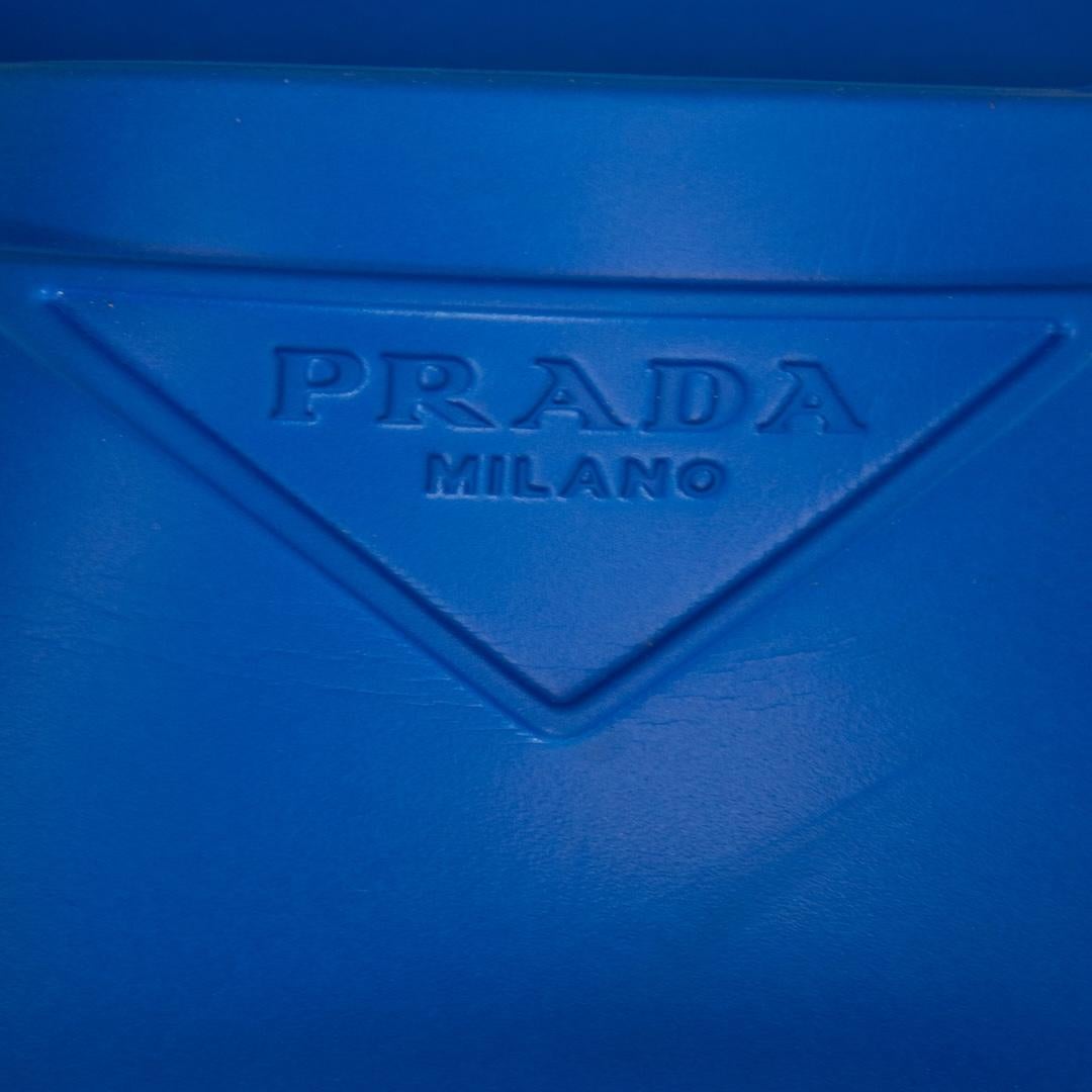Donna Scivoli con logo blu di Prada Taglia IT 37 in vendita