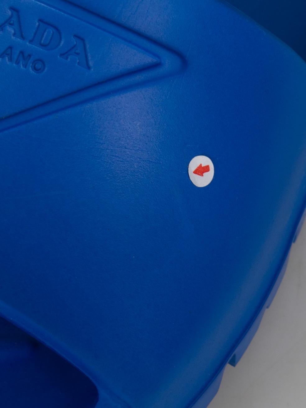 Scivoli con logo blu di Prada Taglia IT 37 in vendita 1
