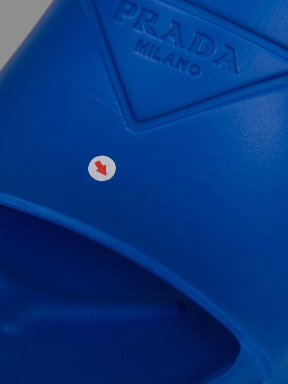 Scivoli con logo blu di Prada Taglia IT 37 in vendita 3