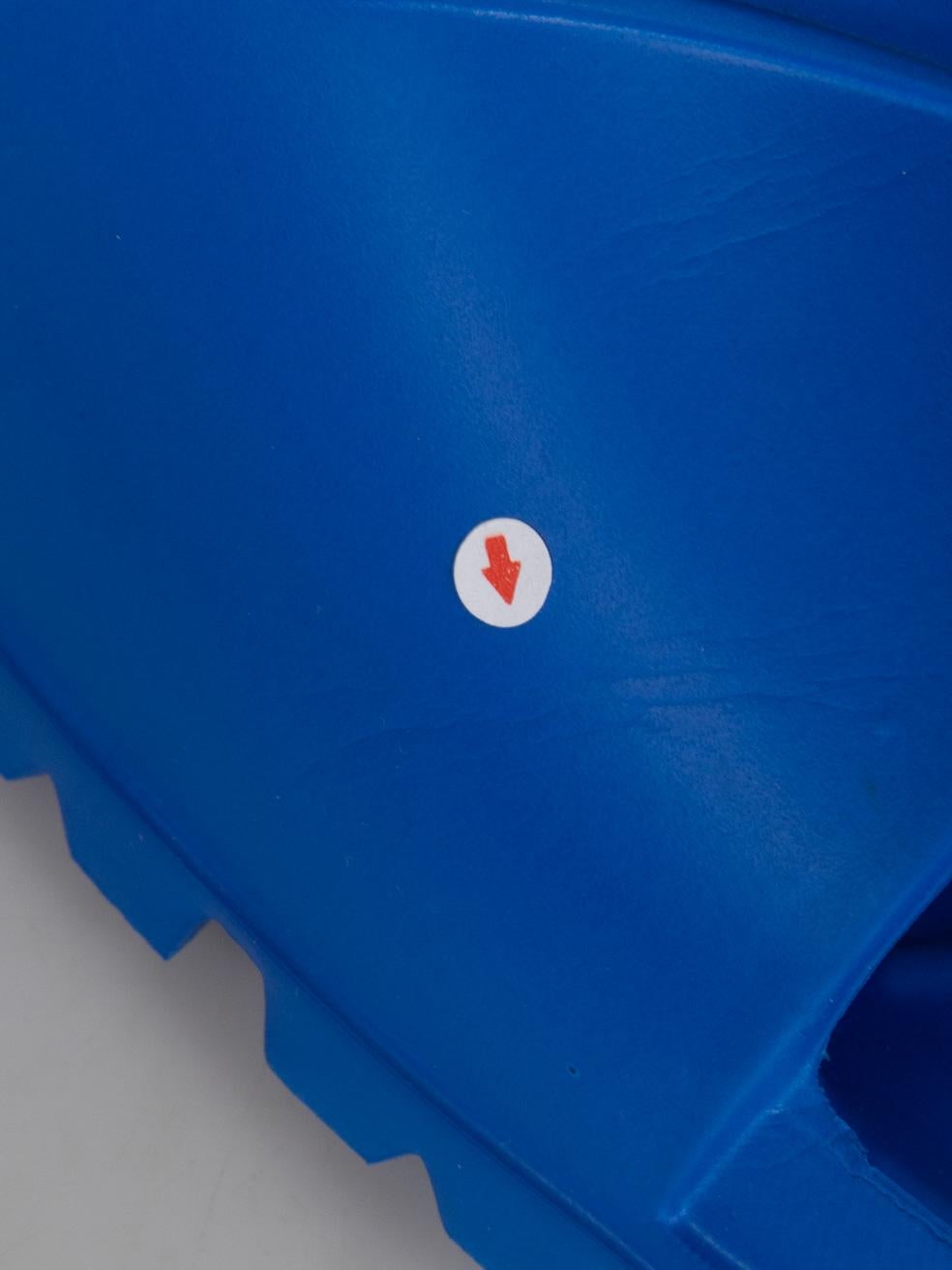 Scivoli con logo blu di Prada Taglia IT 37 in vendita 4