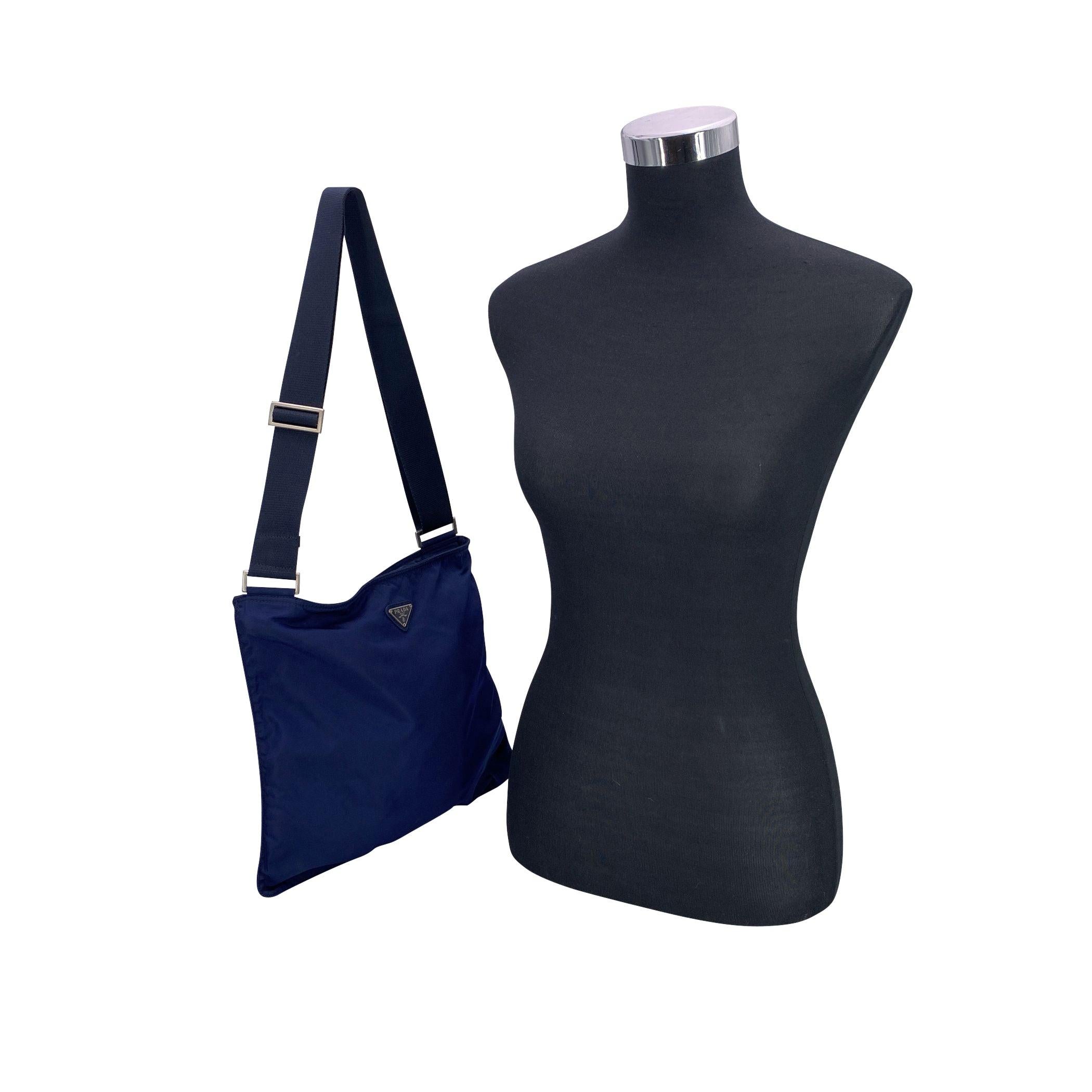 Nero Prada Borsa a tracolla in nylon blu Tessuto Messenger Crossbody in vendita
