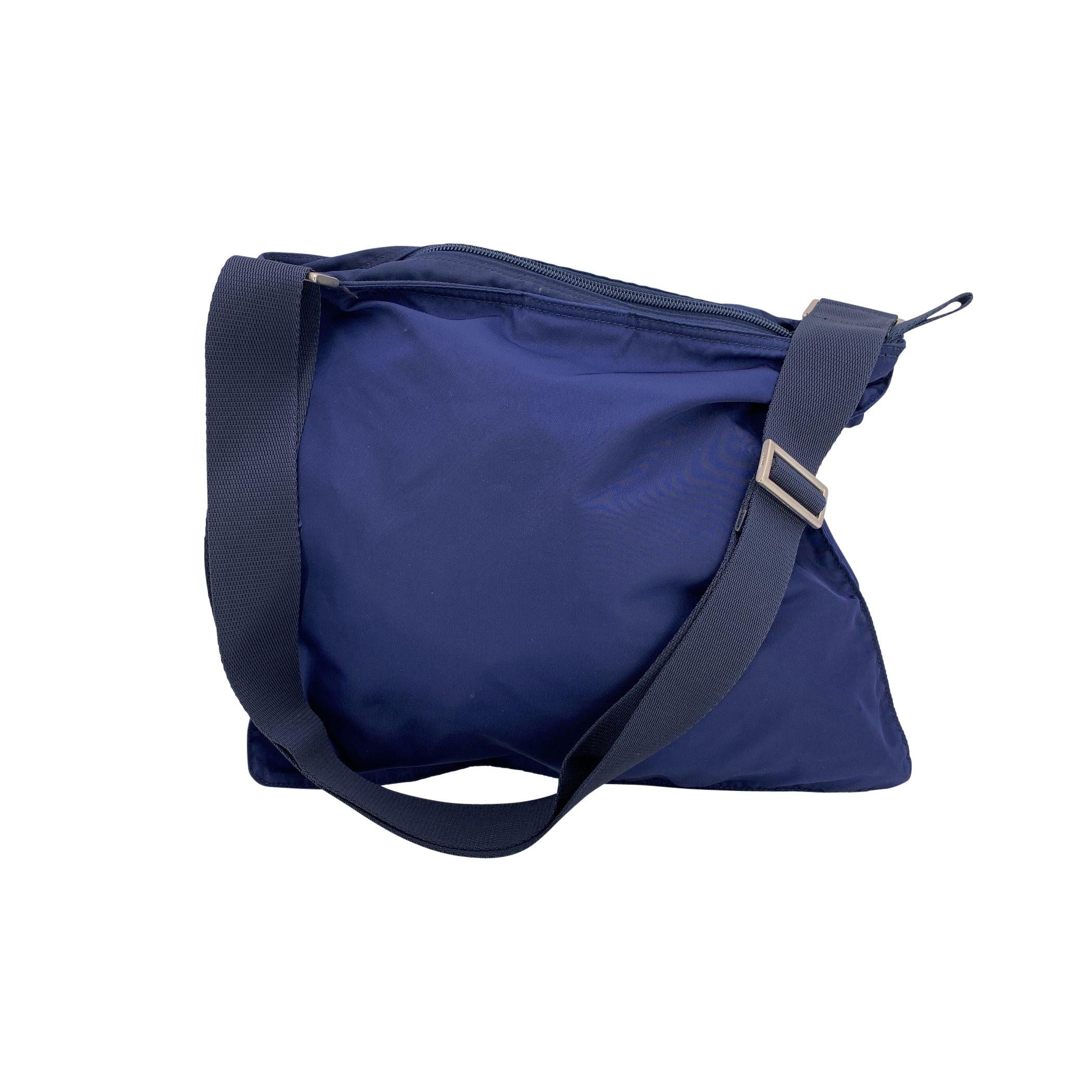 Prada Borsa a tracolla in nylon blu Tessuto Messenger Crossbody In condizioni buone in vendita a Rome, Rome