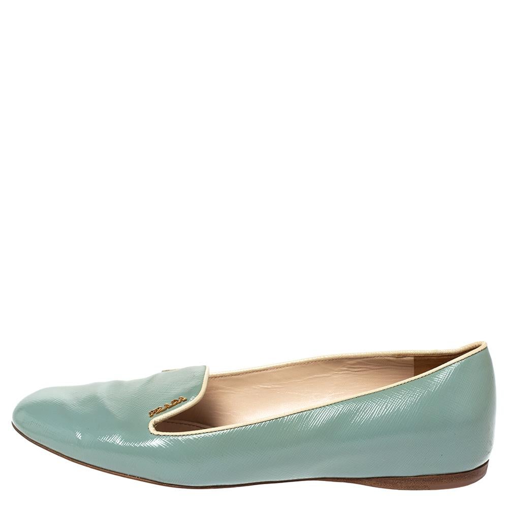 Estas zapatillas de fumar en tonos azules de la casa Prada son sencillamente increíbles. Confeccionadas en brillante charol saffiano, estas zapatillas de fumar son de estilo slip-on. Llevan plantillas forradas de piel con detalles de la marca en