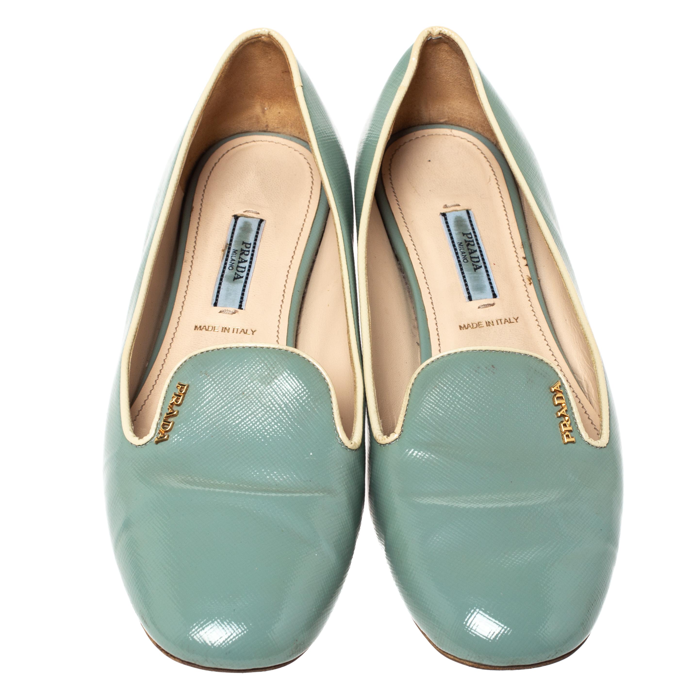 Prada Zapatillas de fumar de charol azul y piel saffiano talla 38.5 Gris
