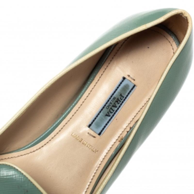 De las mujeres Prada Zapatillas de fumar de charol azul y piel saffiano talla 38.5