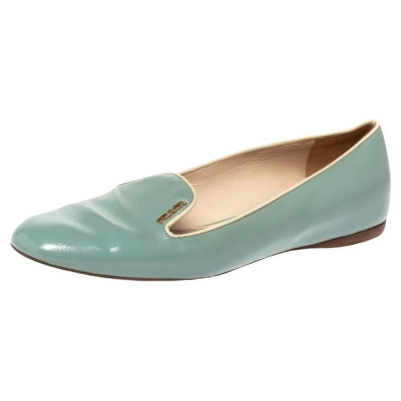 Prada Zapatillas de fumar de charol azul y piel saffiano talla 38.5