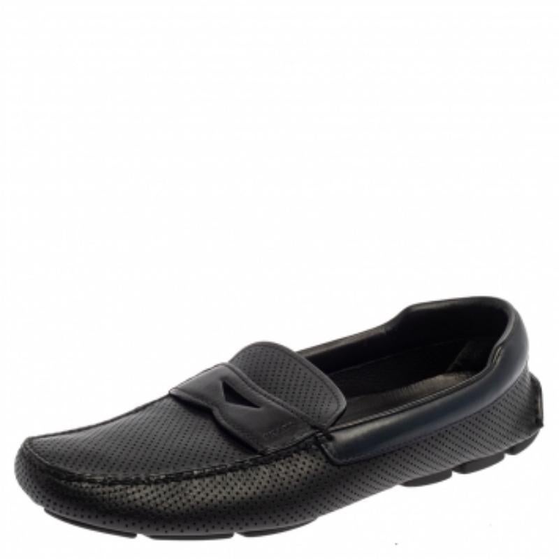 Mit diesen blauen Loafers von Prada strahlen Sie einen Hauch von hohem Stil aus. Diese Loafer sind aus Leder gefertigt und verfügen über ein perforiertes Muster auf der gesamten Oberfläche sowie ein Markendetail auf dem Vorderblatt. Dieses in