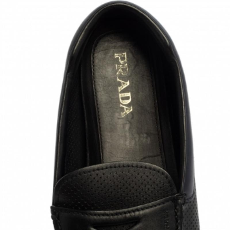 Prada Blau Perforiertes Leder Slip On Loafers Größe 45.5 im Zustand „Gut“ im Angebot in Dubai, Al Qouz 2