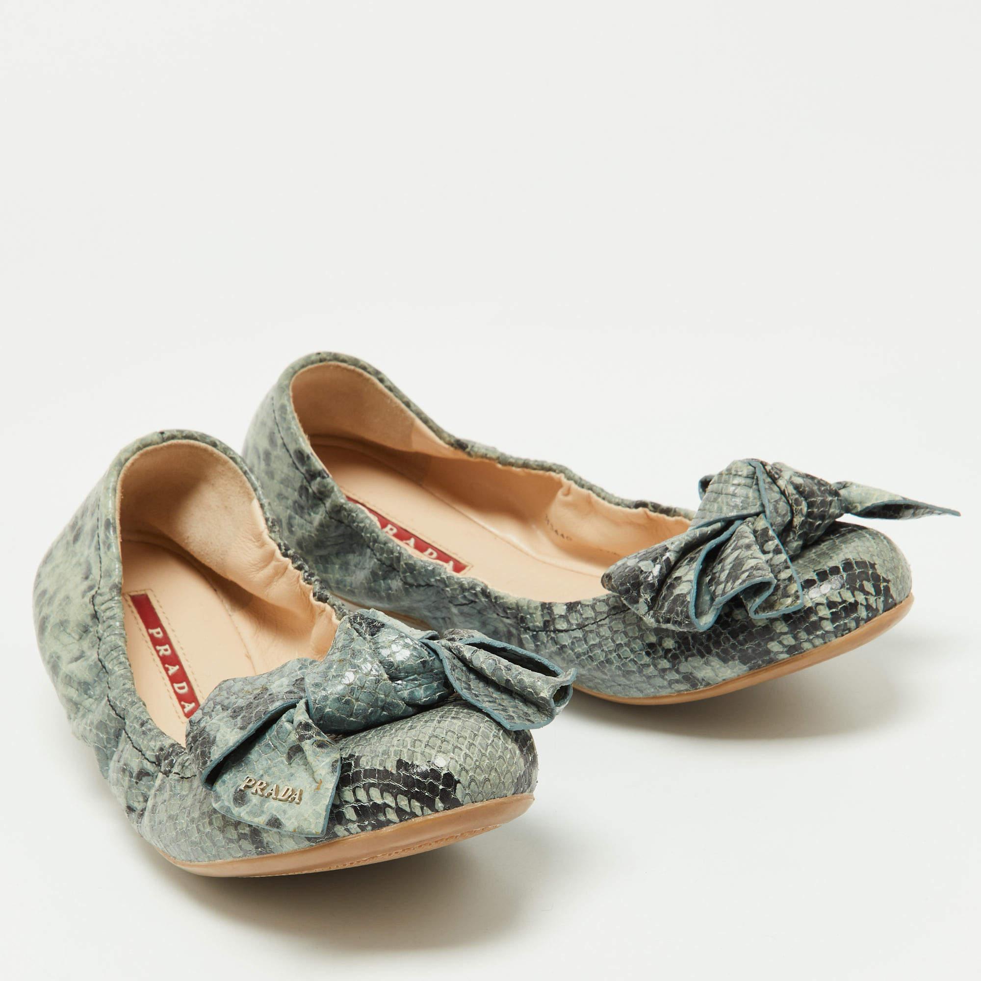 Prada Blue Python Embossed Leather Scrunch Bow Ballet Flats In Good Condition For Sale In Dubai, Al Qouz 2