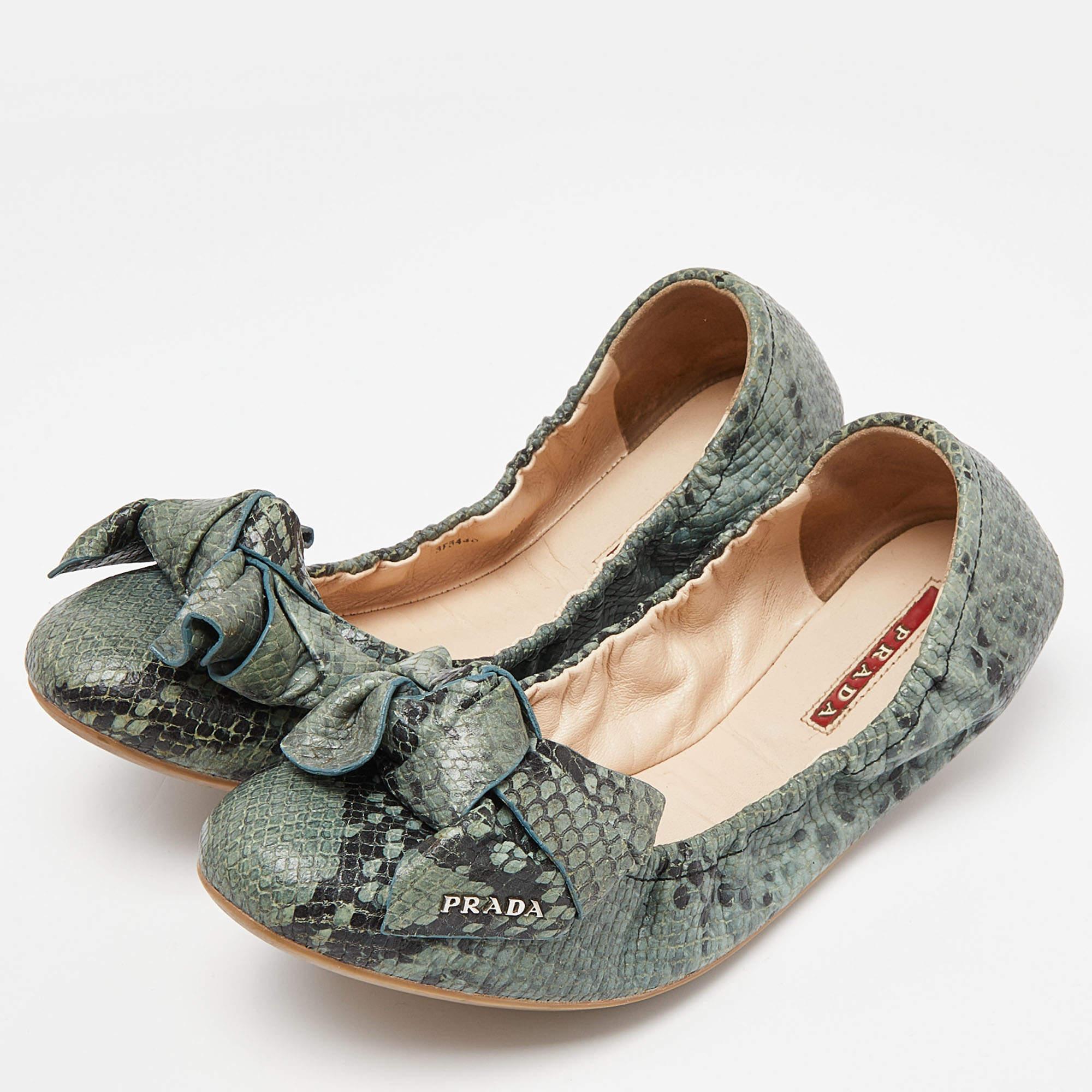 Prada Blue Python Embossed Leather Scrunch Bow Ballet Flats Size 40.5 In Good Condition For Sale In Dubai, Al Qouz 2