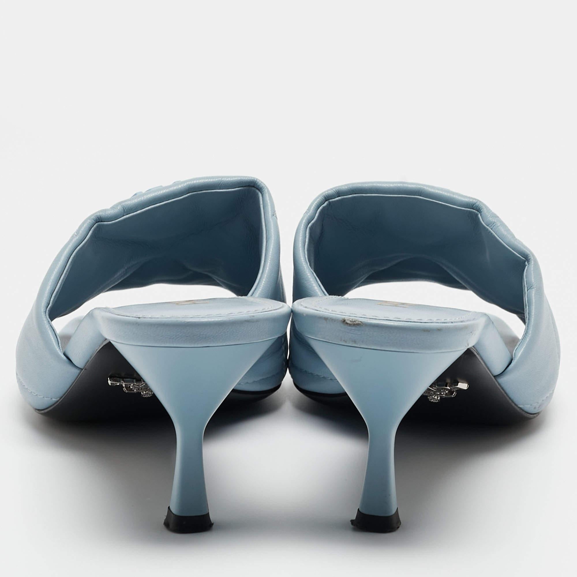 Bleu Prada - Sandales en cuir matelassé avec logo - Taille 38,5 en vente