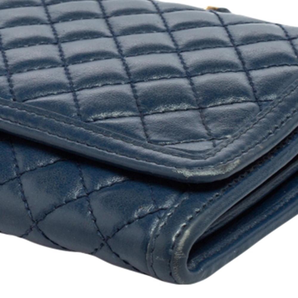 This wallet on chain from the House of Prada is a creation that every fashionista like you must own. It has been wonderfully crafted from blue quilted leather with a gold-toned logo lettering perched on the front. It has a leather-fabric interior