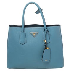 Prada Blaue Tote aus Saffiano Cuir-Leder mit doppeltem Henkel