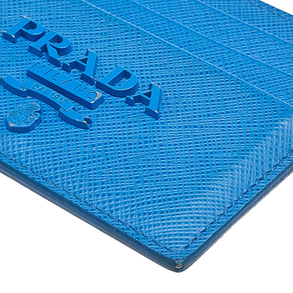 This card holder from the House of Prada is a fine accessory to add to your everyday style edit. It is crafted from blue Saffiano leather, with a blue-toned logo accent placed on the front. The nylon-lined interior provides good space for your cards