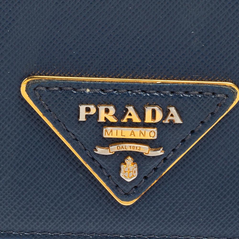 Blu Portafoglio continentale con patta in pelle saffiano blu di Prada