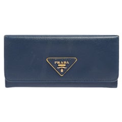 Cartera Continental con Solapa de Piel Saffiano Azul de Prada