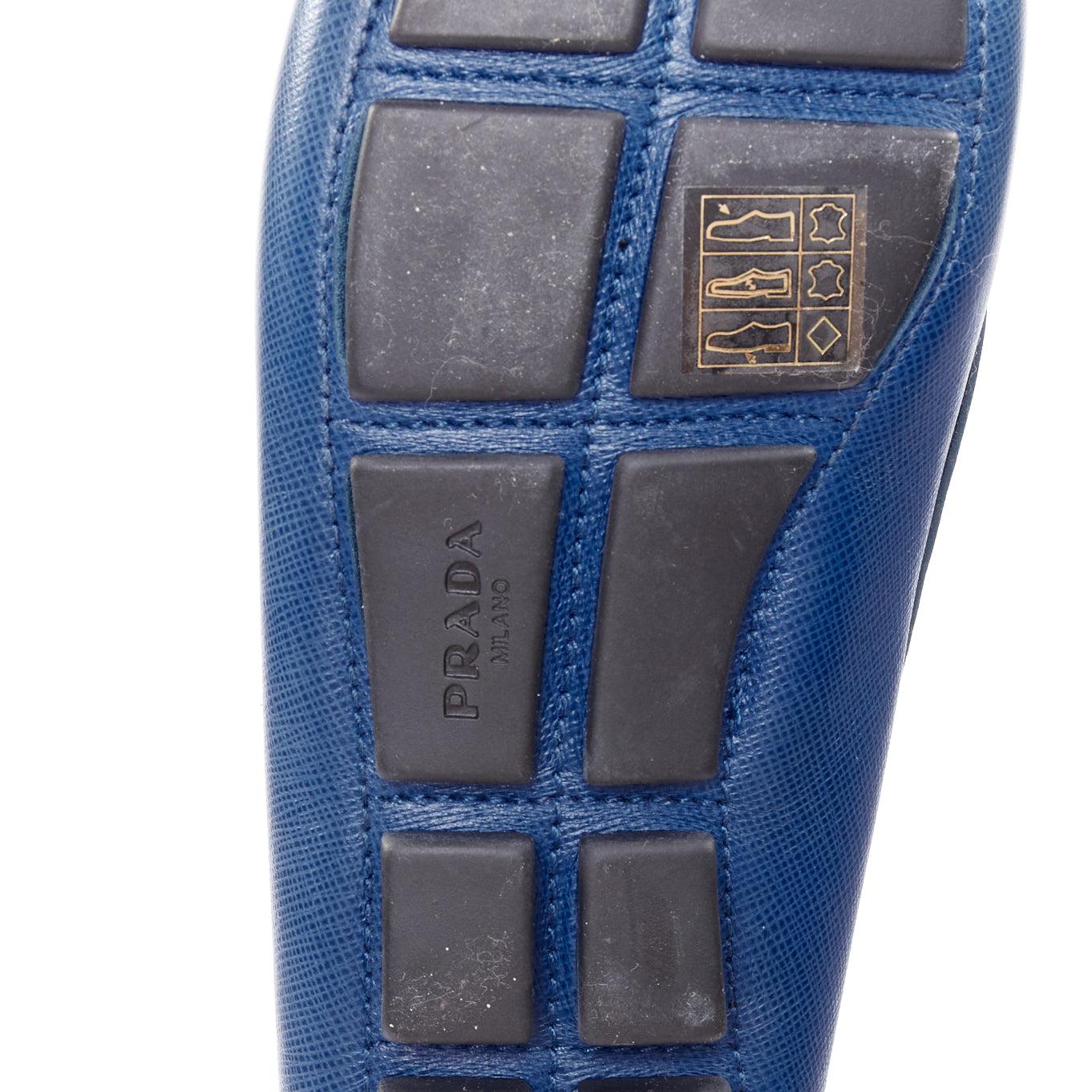 PRADA mocassins plats en cuir safrané bleu avec logo doré EU36 en vente 5
