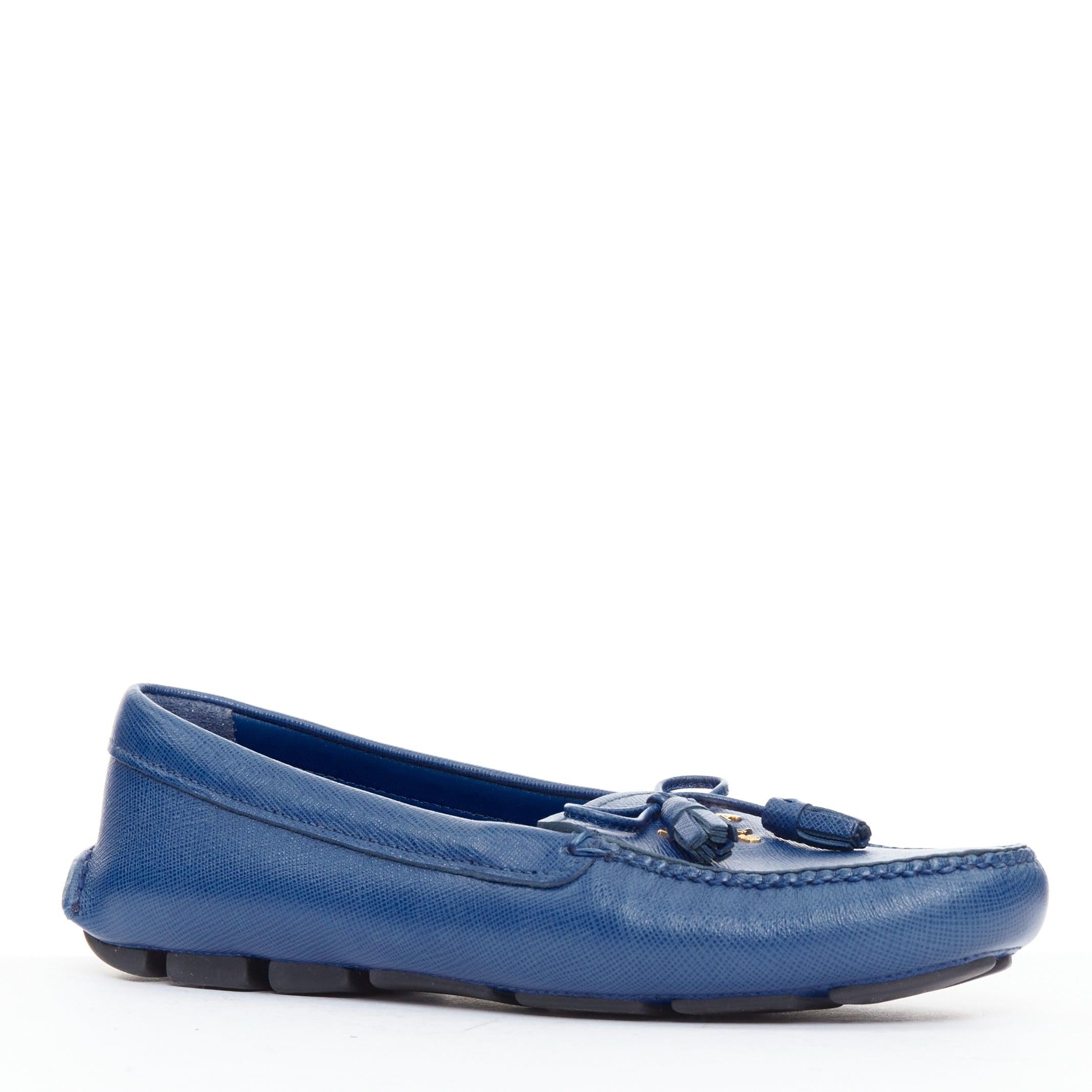 Bleu PRADA mocassins plats en cuir safrané bleu avec logo doré EU36 en vente