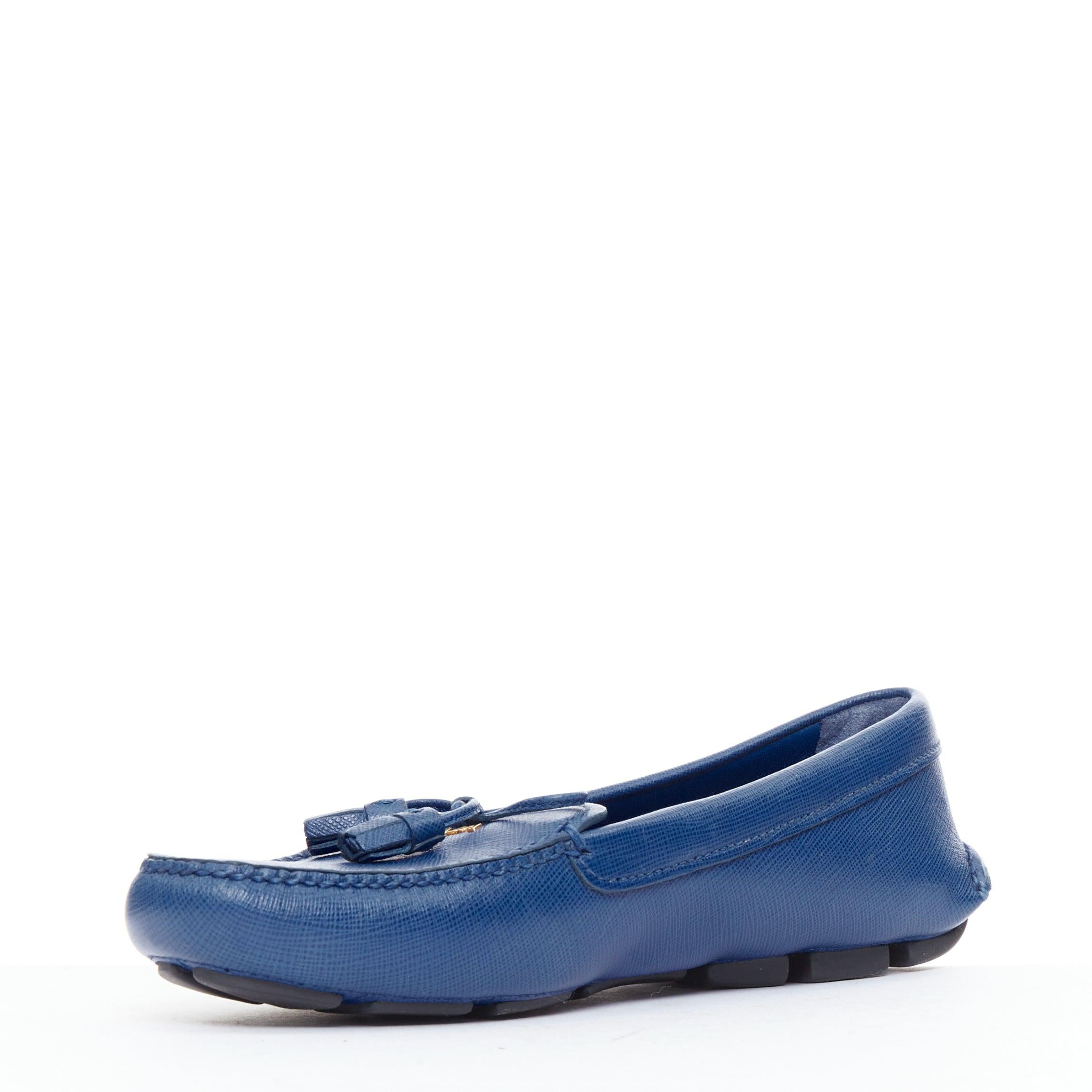 PRADA mocassins plats en cuir safrané bleu avec logo doré EU36 Excellent état - En vente à Hong Kong, NT